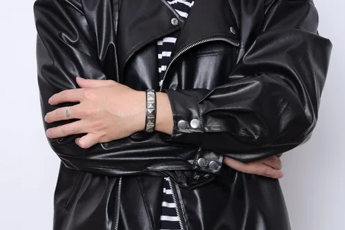 Miniatura 6 de Eigso Juego de 4 pulseras de cuero punk con tachuelas para hombres y mujeres, pulseras clásicas vikingas de los años 80 para hombre y mujer, Cuero