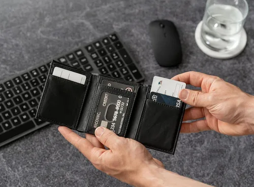 Miniatura 2 de NBA Rico Industries - Billetera triple grabada con láser y tres pliegues, accesorio para hombre Negro