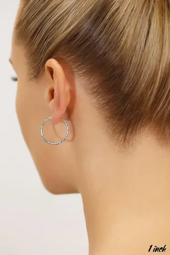 Miniatura 3 de Aretes de aro redondos grabados a mano de oro de 14 quilates con corte de diamante, 1 pulgada de diámetro