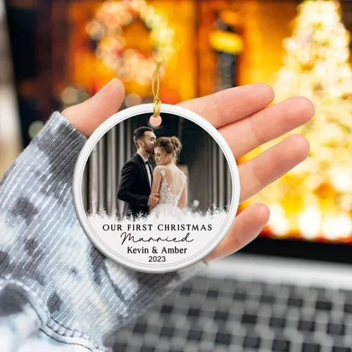 Miniatura 5 de Adorno de cerámica personalizable con texto en inglés «Our First Christmas Married», adorno de Navidad personalizado para el señor y la señora