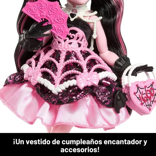 Miniatura 4 de Monster High Muñeca de Cumpleaños de Dulce Miedo, Draculaura en Vestido de Fiesta Rosa con Accesorios Temáticos como Invitación, Globo, Regalo