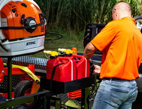 Miniatura 7 de Buyers Products LT30 Estante para contenedores de gas para camiones y remolques abiertos y cerrados, soporte para latas de 2.5/5 galones, fabricado
