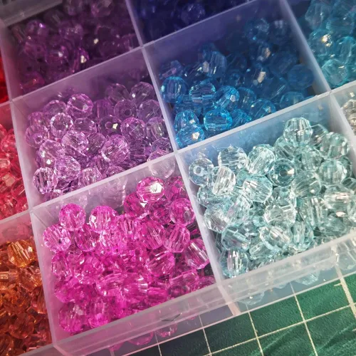 Miniatura 5 de INSPIRELLE 1800 Piezas Cuentas de Acrílico Redondas Facetadas de 6mm - 30 Colores Espaciadores de Plástico para Hacer Joyas y Manualidades