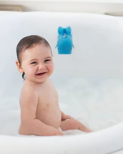 Miniatura 2 de Skip Hop Cubierta para boquilla de baño para bebé, ajuste universal, color azul MOBY Moby Azul
