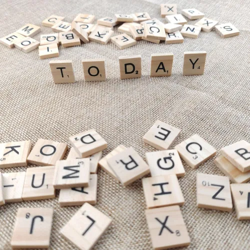 Miniatura 4 de GXXMEI 1000 piezas de fichas de letras de madera, letras mayúsculas de la A a la Z para manualidades, ortografía, fichas de reemplazo