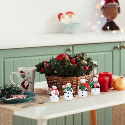 Miniatura 8 de MEETYAMOR Decoraciones navideñas para interiores, 4 adornos de resina de muñeco de nieve para decoración de mesa de Navidad, figuras coleccionables