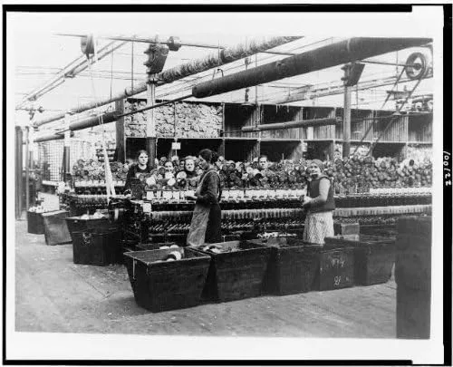 HistoricalFindings Foto: Mujeres que trabajan, fábrica textil, empleo, industria, producción en masa, Polonia, 1918