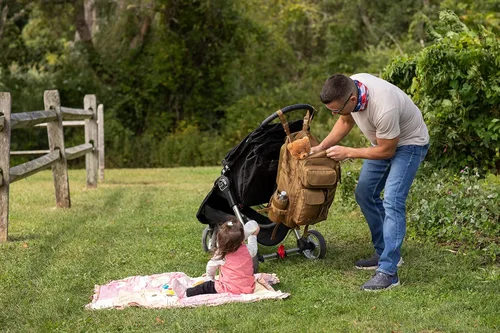 Miniatura 4 de T.O.M HORIZONS Bolsa de pañales para papá; sistema de cambio de pañales con una sola mano. Cambiador de pañales y mucho más incluido
