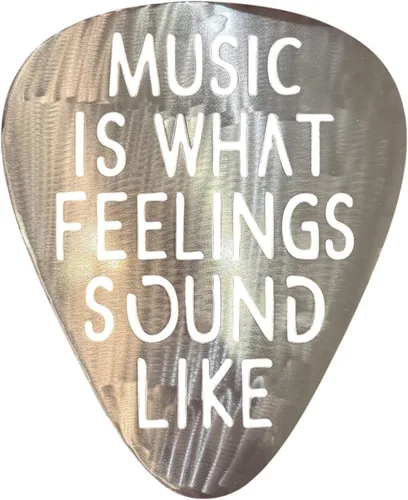 Top Brass Arte de pared jumbo de metal con púa de guitarra de 16 pulgadas, cita "Music Is What Feelings Sound Like", decoración de pared de acero,