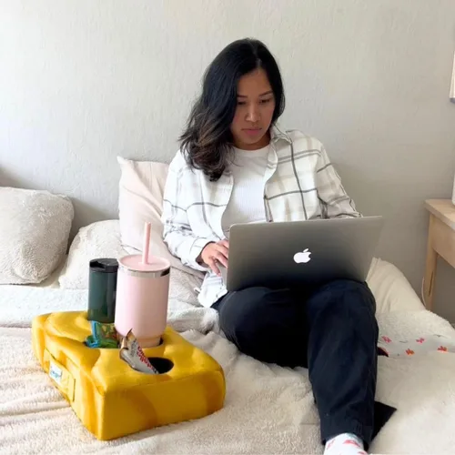 Miniatura 4 de Cup Cozy Pillow (amarillo) como se ve en la televisión, el mejor portavasos del mundo. Mantén tus bebidas cerca y evita derrames. Utilízalo