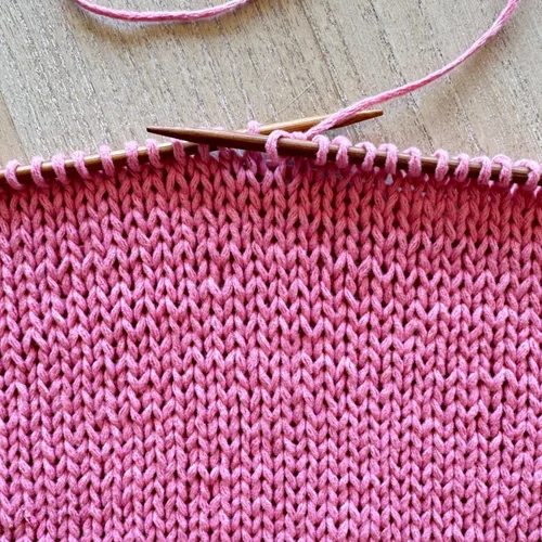 Miniatura 7 de Lion Brand Yarn - Hilo Feels Like Butta, hilo aterciopelado suave para tejer y hacer ganchillo, paquete de 1, Negro