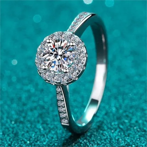 Miniatura 3 de Anillo de compromiso de diamantes de plata de ley chapado en oro blanco de 18 quilates con forma redonda de moissanita con halo clásico pero único