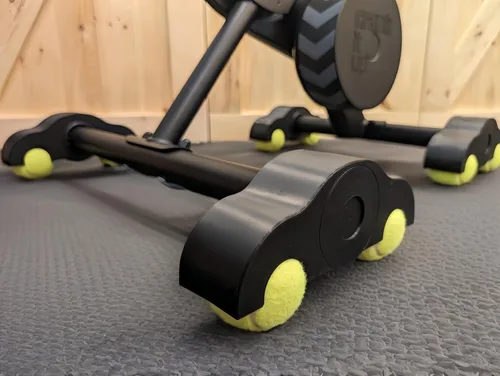 Paquete de 4 adaptadores de pies basculantes a presión para ciclismo interior con paquete de 8 pelotas de tenis, accesorios de estabilidad para