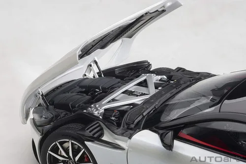 Miniatura 4 de Autoart Aston Martin DB11 Morning Frost White Metallic con parte superior negra e interior rojo modelo 1/18