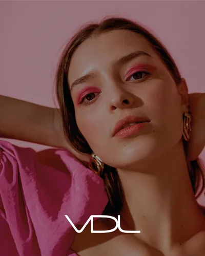 Miniatura 6 de VDL Lip Stain Comfort Slip Lipstick 13, Cafe Romano, lápiz labial ligero, mate y suave para una comodidad sin esfuerzo. Color de labios vibrante