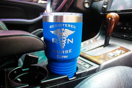 Miniatura 45 de LaserGram Taza aislada al vacío de 20 onzas, asistente médico MA, grabado personalizado incluido (rosa)