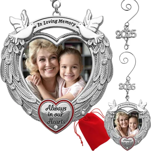 Loving Memory - Adorno de foto de Navidad, incluye un dije fechado de 2025 y 2026, alas de ángel con palomas esmaltadas, joya de cristal