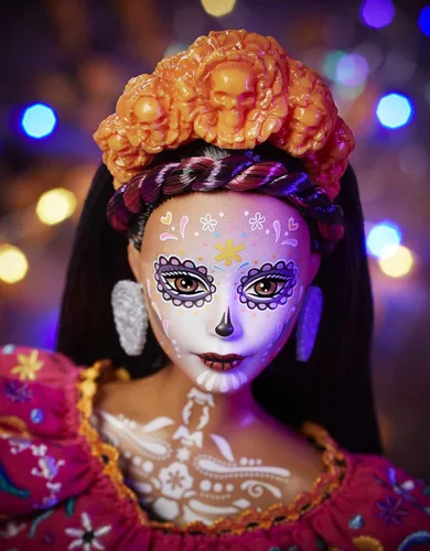 Miniatura 4 de Barbie Muñeca Día De Los Muertos 2021 (11.5 pulgadas) con vestido bordado tradicional, corona de flores y pintura facial de calavera, regalo