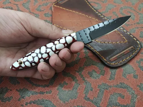Cuchillo de vaquero de hoja fija hecho a mano de 7 pulgadas con funda de cuero, cuchilla afilada de acero y mango de resina para caza, bushcrafting,