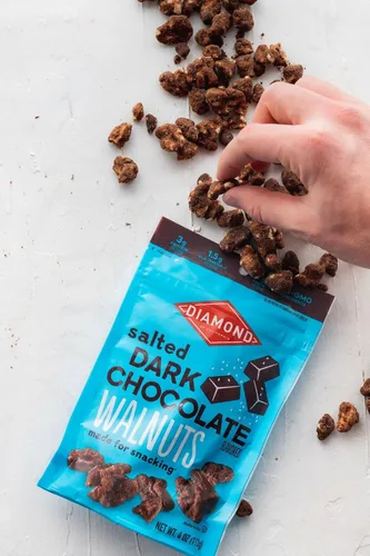 Miniatura 8 de Diamond of California Nueces de California saladas con chocolate negro, 4 oz. (paquete de 4)