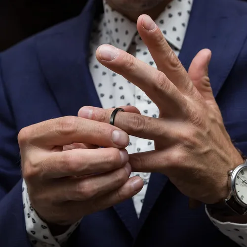 Miniatura 23 de King Will Anillo de boda de tungsteno para hombre, disponible en 15/64 a 25/64 de pulgada (6 a 10 mm), negro/plata, acabado mate, borde pulido