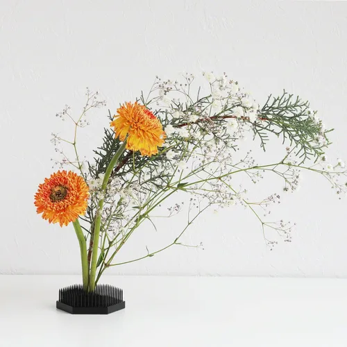 Miniatura 4 de Wazakura Soporte hexagonal japonés negro para flores Ikebana Kenzan de 2.6 pulgadas (2.677 in), hecho en Japón con diseño floral