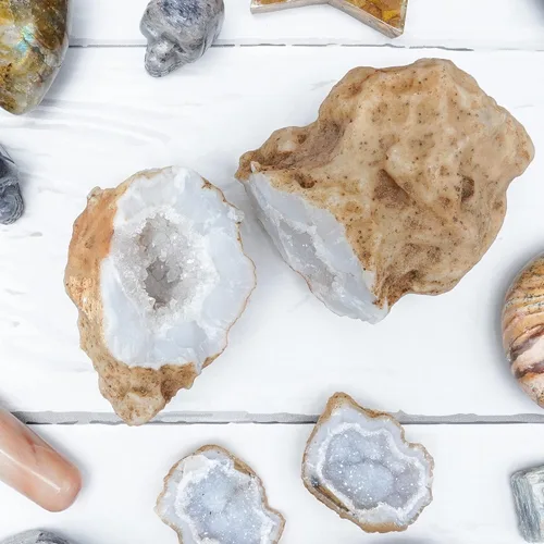 Miniatura 4 de Geodas de 0.6 libras, 1 pieza de cuarzo abierto y descubre increíbles cristales educativos en el interior, regalo sorpresa para niños, geoda blanca