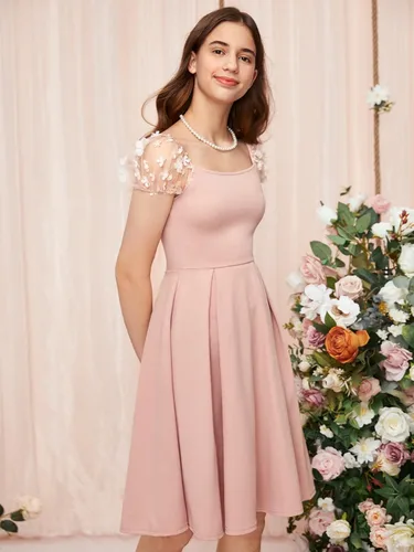 Miniatura 4 de WDIRARA Vestido de malla con apliques de malla con cuello cuadrado y dobladillo con volantes para niña