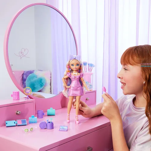 Miniatura 2 de Muñeca de moda Barbie Dream GET Ready Malibu con cabello estilizado, incluye accesorios sorpresa para el cabello y más de 15 looks