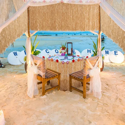 Miniatura 5 de Juexica Paquete de 8 faldas de mesa de hierba Luau de 9 x 30 pulgadas, falda de mesa hawaiana de flores de hibisco sintético, decoraciones de fiesta