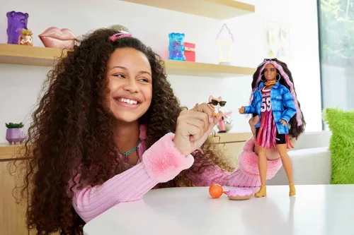 Miniatura 2 de Muñeca Barbie Extra y accesorios con pelo rosa engarzado y rizado en estilo moño en vestido de jersey con corgi de mascota