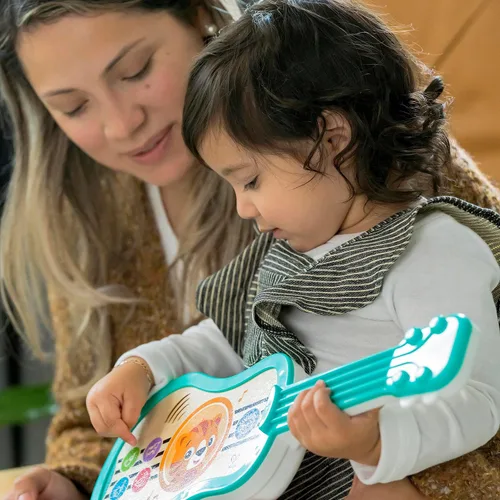Miniatura 8 de Baby Einstein Sing & Strum Magic Touch - Juguete musical ukelele de madera, a partir de 6 meses, multicolor Ukulele