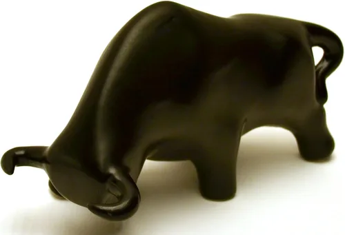 Toro de escultura de cerámica hecho a mano y pintado a mano. Figura decorativa (tamaño pequeño 9.45 x 5.51 x 3.94 pulgadas) (negro mate)