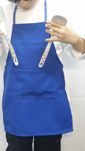 Miniatura 4 de CHEFSKIN 3 delantales para niños, tela real, bolsillo, disponible en tamaño pequeño (para 3-7), 3 sombreros blancos