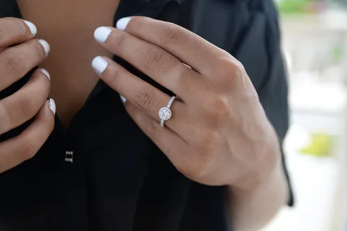 Miniatura 4 de LEMON GRASS Anillo de compromiso de diamantes con halo redondo de 1.22 qt con banda pavé en plata de ley con circonita cúbica transparente