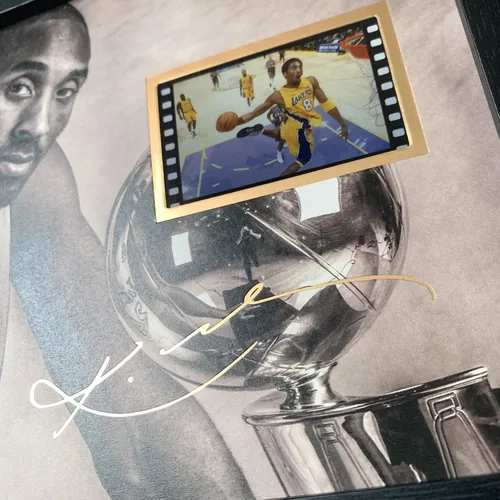 Miniatura 3 de ORIMAMI Póster Deportivo de Superestrella Kobe Bryant Enmarcado para Escritorio Foto Regalo 8x6 Pulgadas, con Mini Celda de Película Firmada