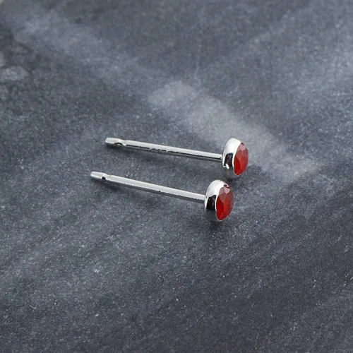 Miniatura 111 de Aretes pequeños de plata de ley para cartílago, tragus, hélix, múltiples piercings hipoalergénicos, piedra natal para mujer, juego de bisel