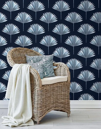 Miniatura 7 de NextWall Papel tapiz tropical para despegar y pegar con palmeras (azul marino)