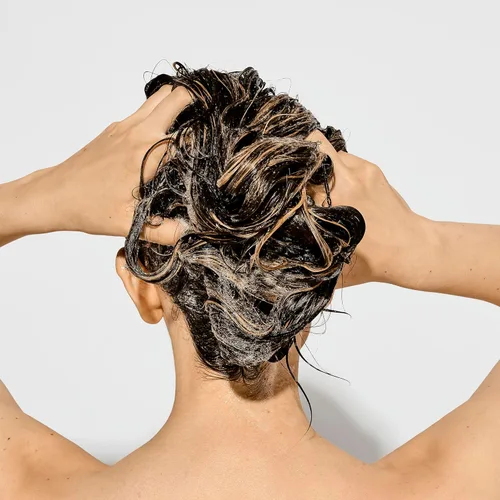 Miniatura 3 de Bumble and bumble. Bond-Building Hair Repair Shampoo Strengthens and Prevents Breakage Smooths Frizz, Adds Shine For Damaged Curly, Wavy