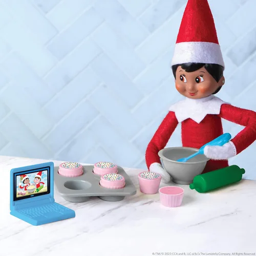 Miniatura 5 de The Elf on the Shelf Accesorios polares: ayuda a los elfos a crear nuevas escenas o compartir juegos de simulación - Incluye más de 20 accesorios