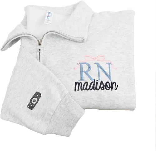 Miniatura 16 de COUPLEHOODIES - Sudadera de enfermería bordada con nombre, personalizada, con cremallera de un cuarto, regalo para asistente de enfermería