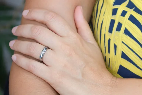 Miniatura 4 de Anillo de titanio y fibra de carbono para mujer. Anillo de boda único. Resistente al agua e hipoalergénico. (00334_4N)