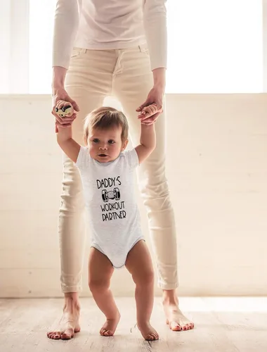 Miniatura 19 de CBTwear Body para bebé de entrenamiento para papá, adorable mameluco para niño, divertido y lindo traje para bebé