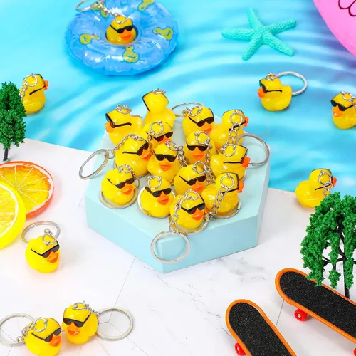 Miniatura 4 de Roowest 24 llaveros de pato miniatura a granel, regalos de fiesta de patos en miniatura 3D, bonitos llaveros pequeños de resina amarilla con dijes