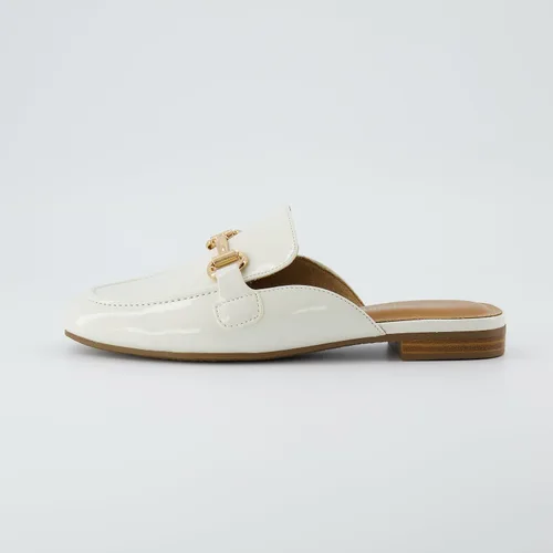 Miniatura 2 de CUSHIONAIRE Sandalias Yates con hebilla para mujer + espuma viscoelástica, anchos disponibles, Bone charol