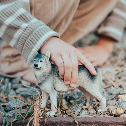 Miniatura 2 de Safari Ltd. Figura de juguete de lobo gris, figura detallada de plástico de 4.8 pulgadas, divertido juguete educativo para niños, niñas y niños a