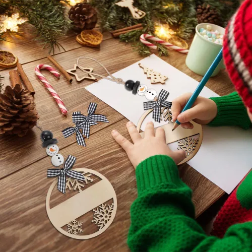 Miniatura 6 de Vellibring 18 piezas etiquetas de nombre de Navidad con cuentas de madera de copo de nieve y muñeco de nieve, lazos a cuadros de búfalo etiquetas