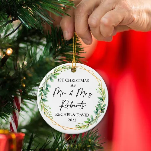 Miniatura 5 de Adorno de 1ª Navidad como el señor y la señora 2025, adorno de cerámica casado nuestra primera Navidad, adorno personalizado de Mr & Mrs para Adorno