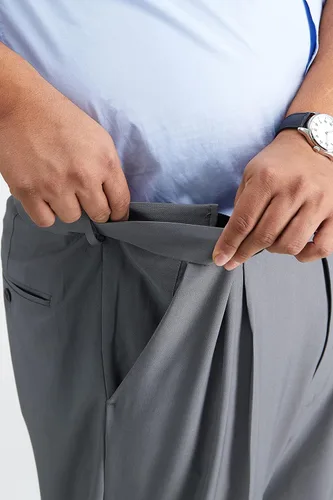 Miniatura 4 de Haggar Pantalón de vestir para hombre de primera calidad y ajuste clásico plisado en la parte delantera (tallas regulares y grandes y altas)