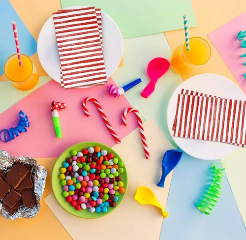 Miniatura 3 de Paquete de 100 servilletas de invitados a rayas rojas y blancas, toallas de mano de papel desechables de 3 capas para decoración de baño, fiesta